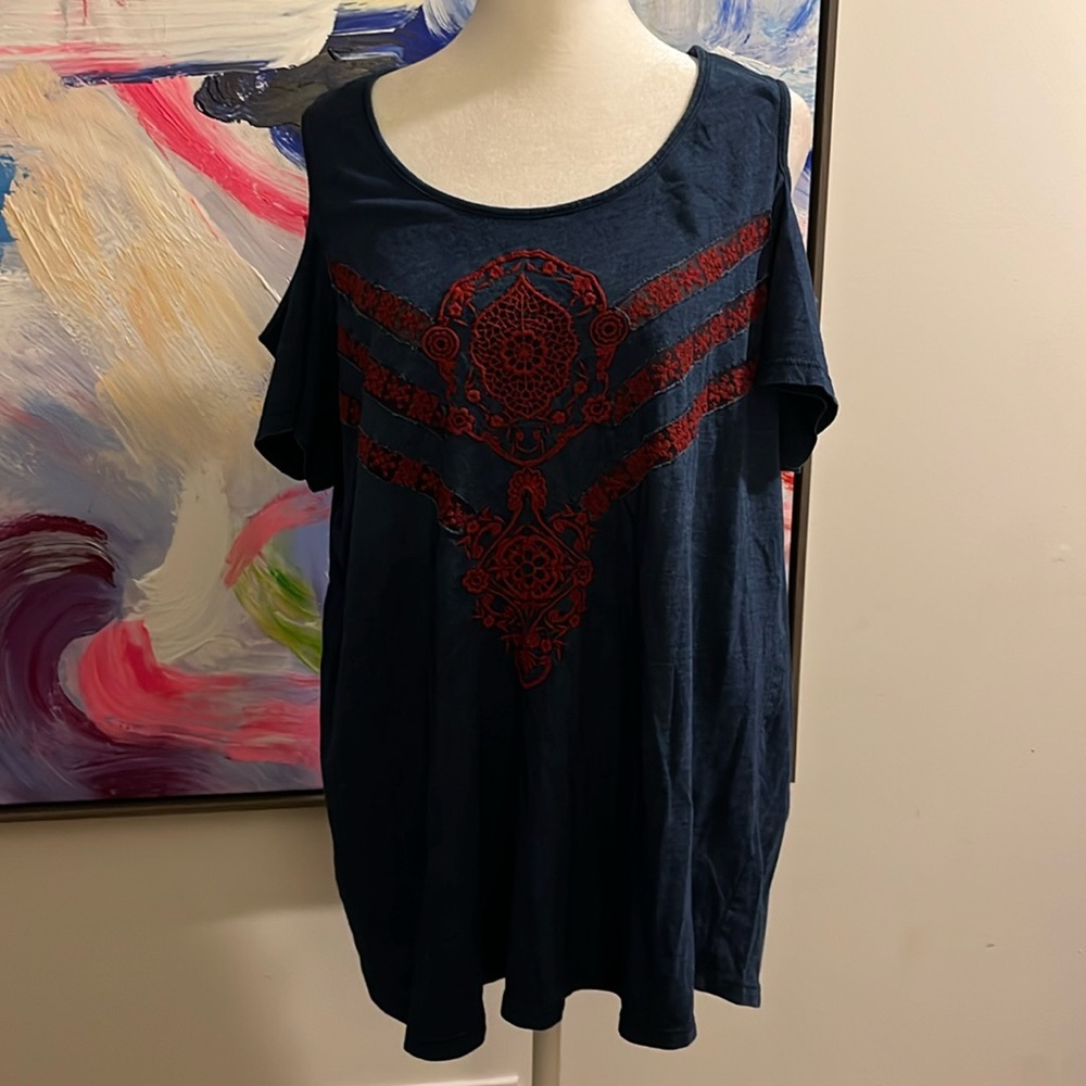 Lucky Brand cold shoulder tee. Red decor, accent buttons on back. 1X